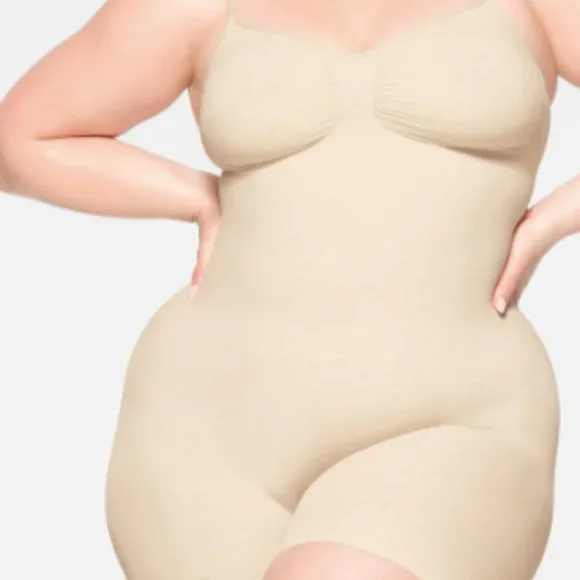 (1208/1211) SEAMLESS SCULTP MID THIGH BODYSUIT - SAND - Picture 2 of 3